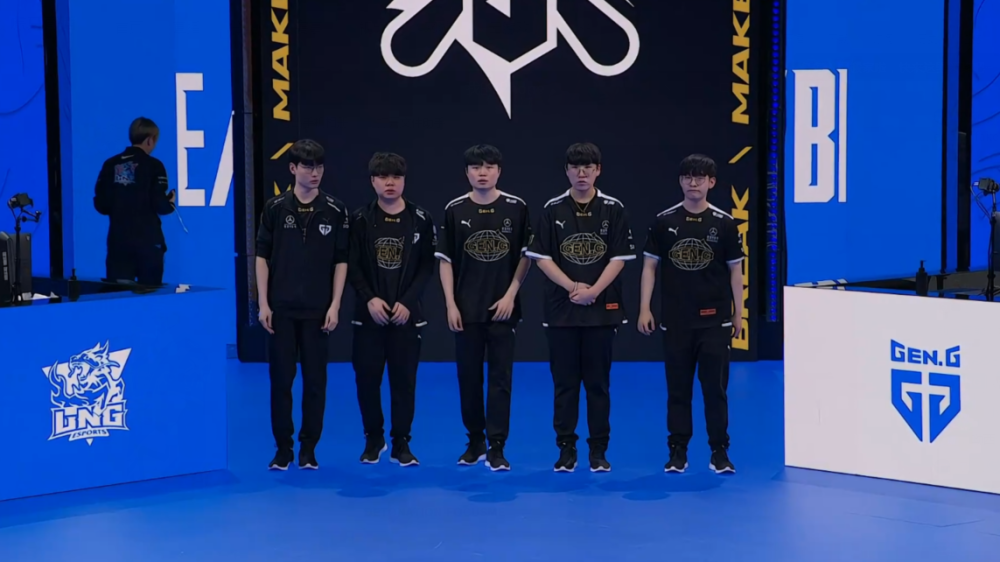 以其敏锐的 以其敏锐的