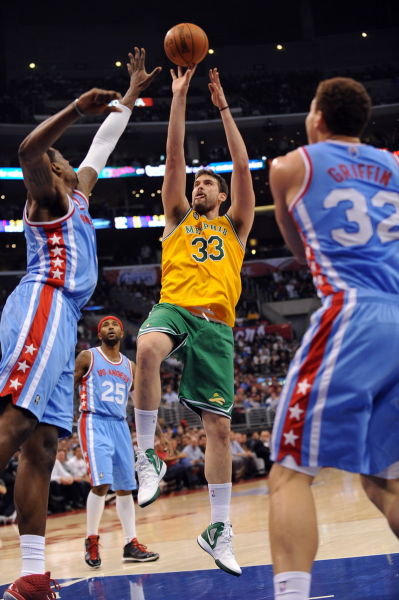 巨人围绕冈 巨人围绕冈